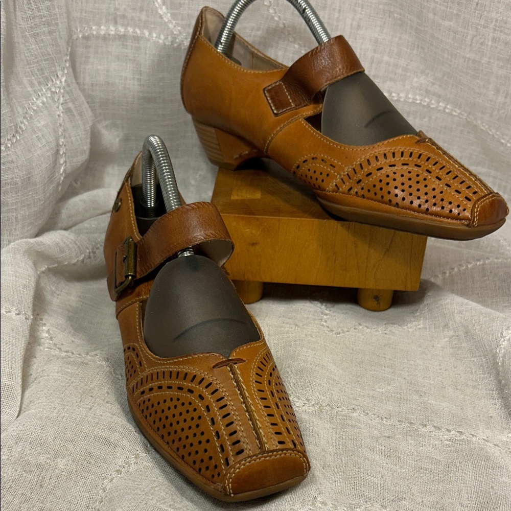 NWOT Pikolinos leather classic heels laser cut